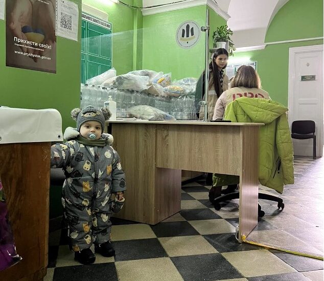 На Дрогобиччині новонародженим дітям з числа ВПО передали одяг