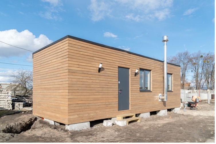 На Київщині встановлюють збірні будинки для родин, які втратили житло