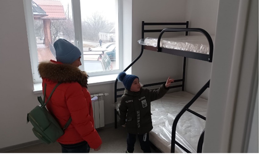 У Чугуєві переселенцям вручили ключі від квартир у соціальному гуртожитку