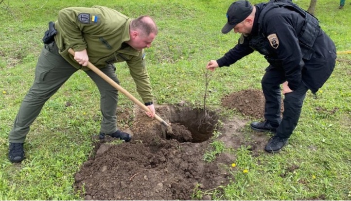 У Херсоні в межах всеукраїнської екоакції «Шевченко єднає Україну» висадили дуби