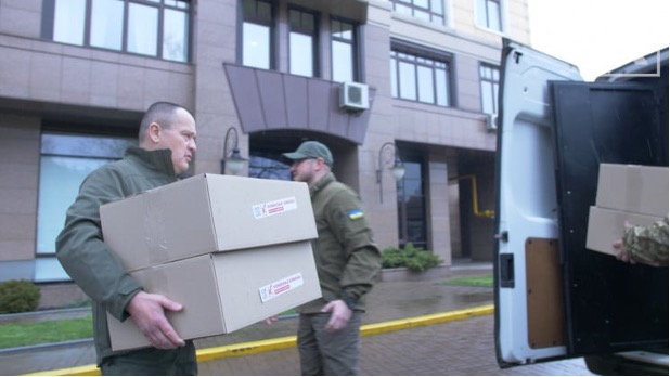 «Українська команда» передала на передову подарунки до Великодня