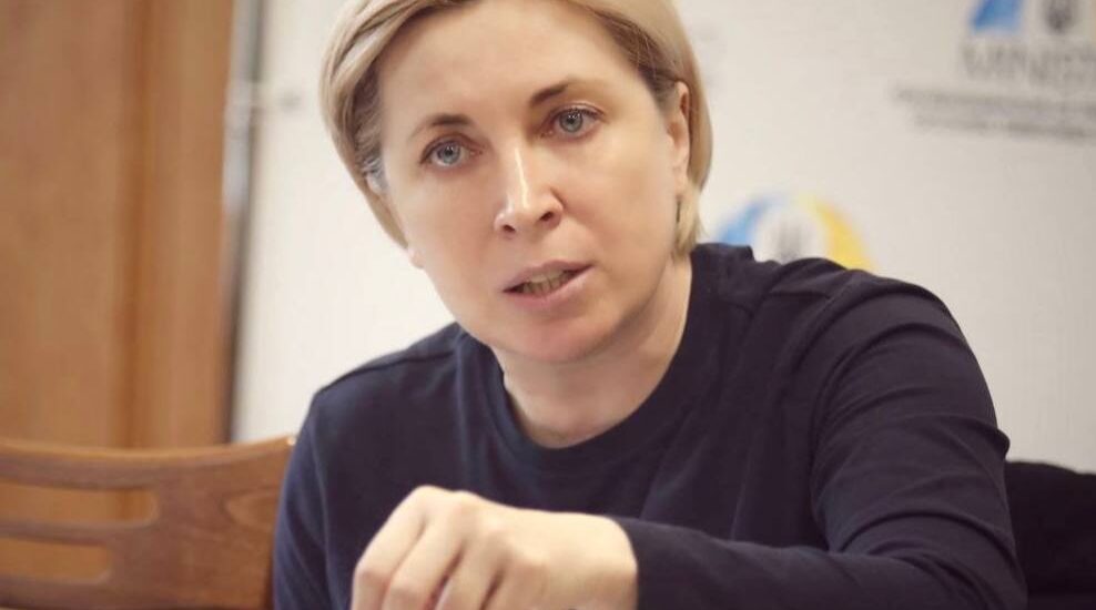 Моя державницька позиція незмінна: не йдіть на співпрацю з окупантами, не беріть російський паспорт, виїжджайте або дочекайтеся нашої армії!