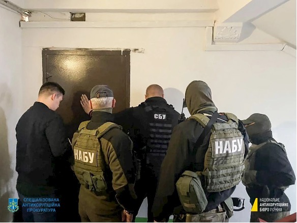 НАБУ і САП підозрюють трьох осіб у махінаціях із добривами на значну суму