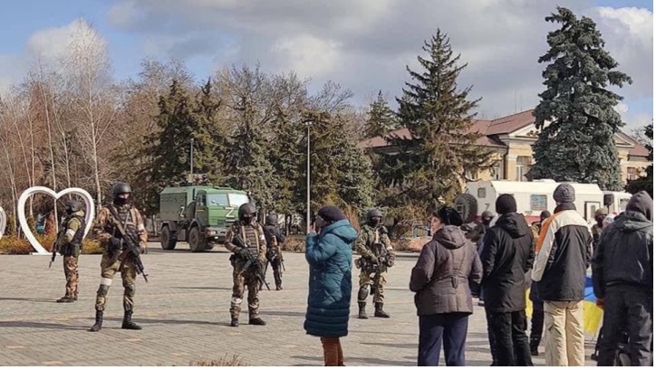 Окупанти погрожують відключити електрику мешканцям ТОТ, які відмовляються від російського паспорта