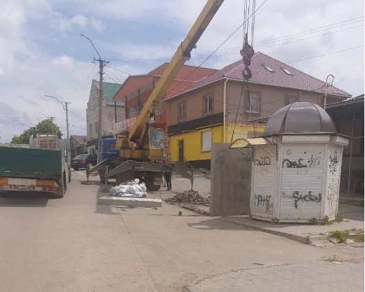 Ще в одному звільненому місті на Херсонщині встановили мобільне бетонне укриття