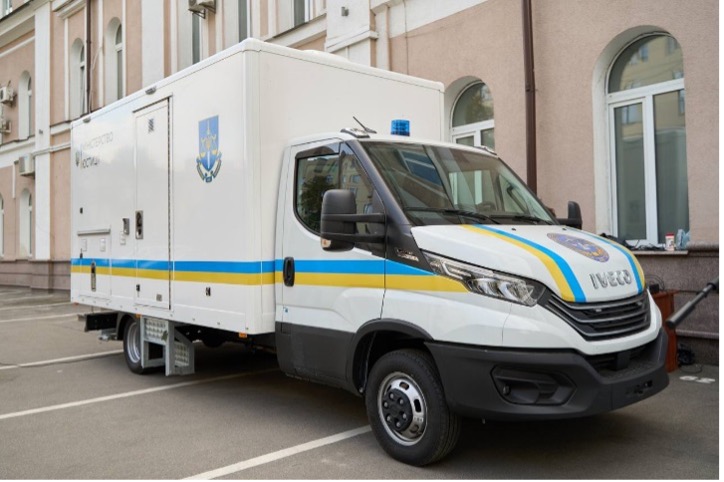 Українські правоохоронці отримали ще одну мобільну ДНК-лабораторію від Франції
