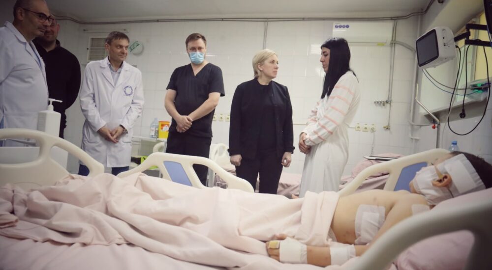 Ірина Верещук провідала у лікарні дітей, які зазнали поранень внаслідок ракетного удару по Дніпропетровщині