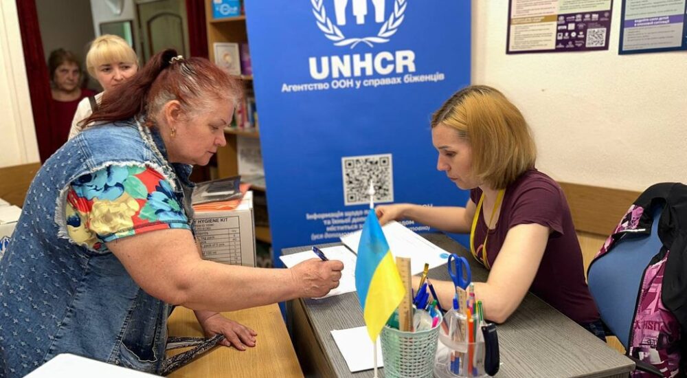 У Дніпрі видають гігієнічні пакунки для переселенців із Донеччини