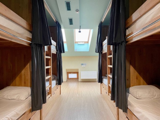 Мережа хостелів надає безоплатне житло для переселенців із Херсонщини