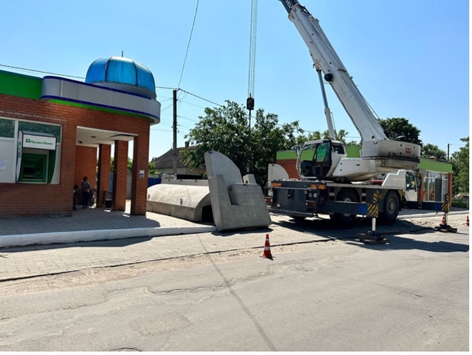 У селищі на Херсонщині встановили мобільне бетонне укриття