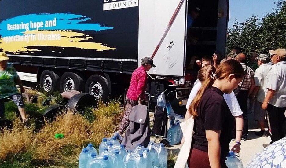 Волонтери продовжують допомагати відновлювати Херсонщину