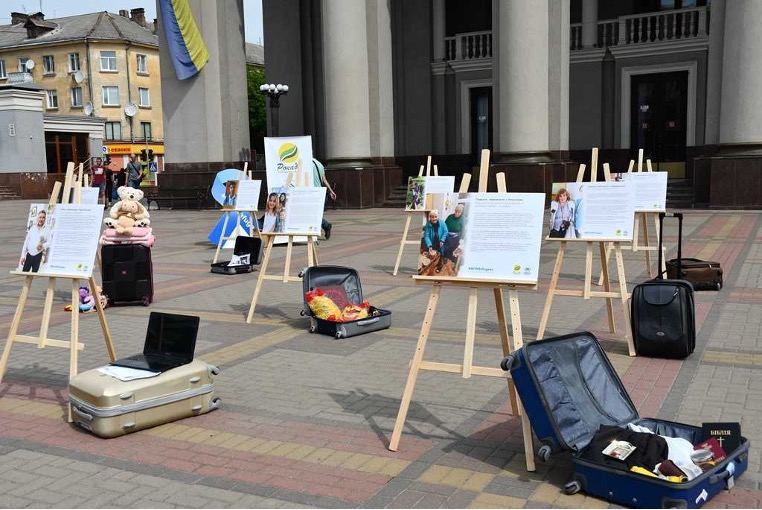 Експозиція про історії внутрішніх переселенців з’явилася в Рівненській обласній раді