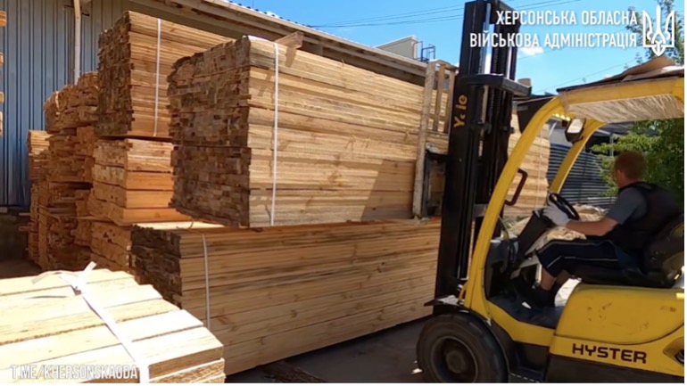 Громади на Херсонщині продовжують забезпечувати необхідними матеріалами для проведення відновлювальних робіт