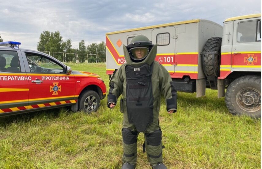 Канада передала українським рятувальникам партію піротехнічних костюмів