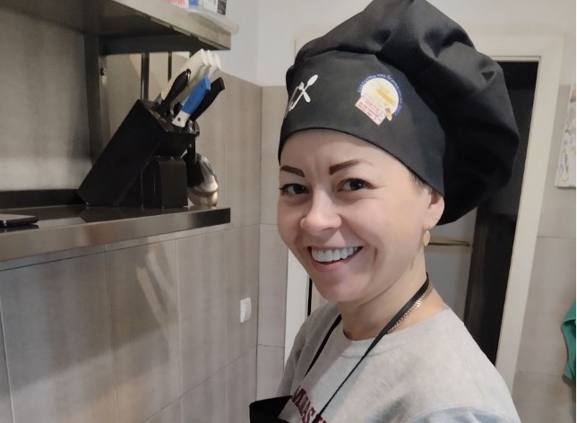 Переселенка з Миколаєва готує безплатні обіди для ВПО в Луцьку