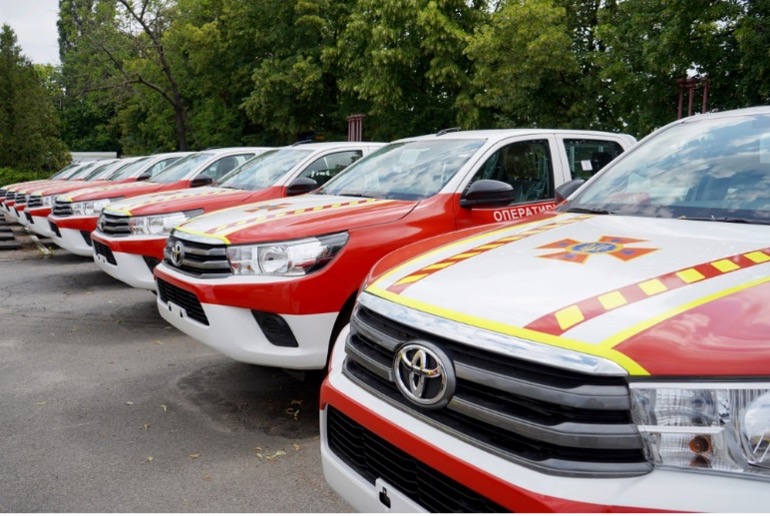 Піротехнічні підрозділи ДСНС отримали 14 спеціалізованих авто від Японії