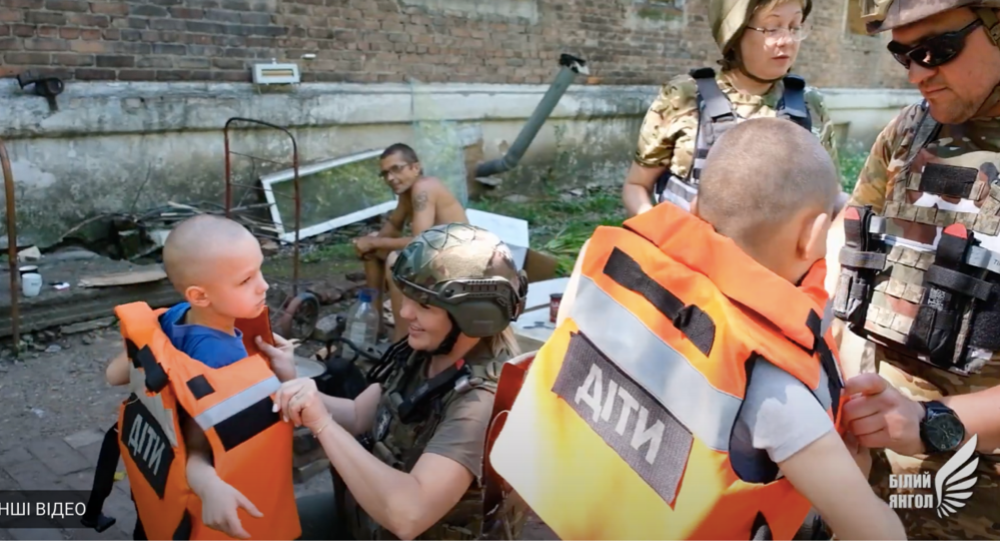 «Білі Янголи» вивезли з-під обстрілів трьох малолітніх дітей та їхню матір