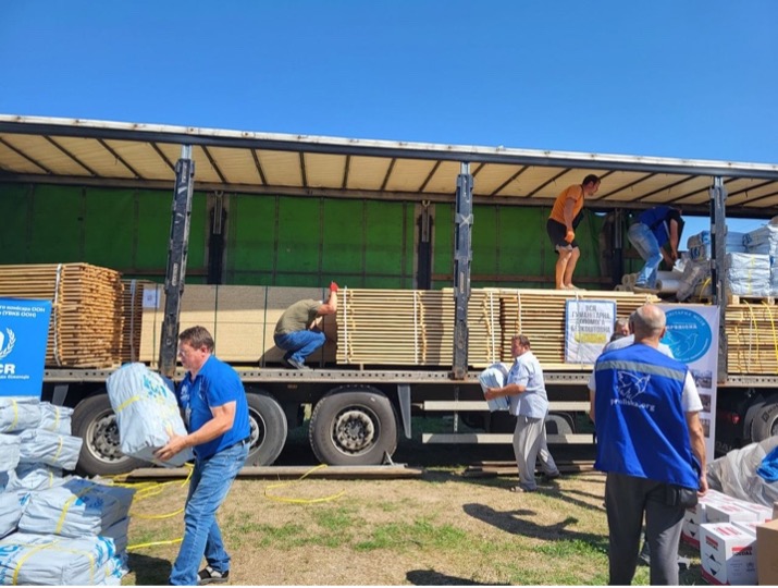 Мешканці Зимівника на Херсонщині отримали будівельні матеріали для відновлення після затоплення