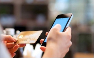 ПриватБанк подовжує період використання всіх карток