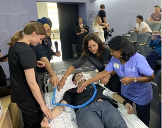 Американські медики навчають українських надавати допомогу пацієнтам з воєнними травмами у критичних станах