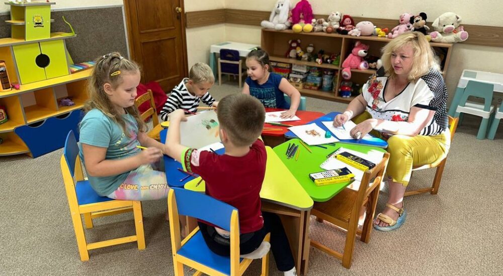 Заняття з психологом для дітей, школа гідів, консультації щодо житла: можливості для переселенців у Дніпрі