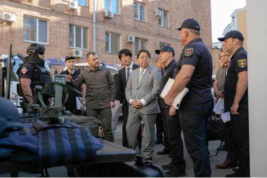 ДСНС отримали вантажівки з маніпуляторами для розмінування від Японії