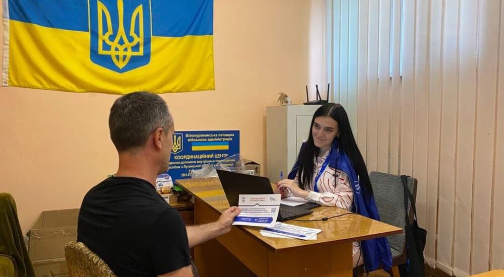 Які послуги надає гуманітарний хаб для переселенців з Луганщини у Житомирі?