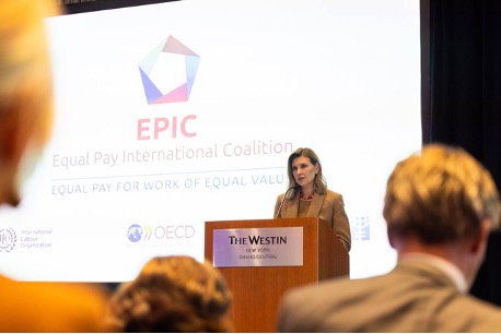 Україна попри війну працює над подоланням гендерного розриву в оплаті праці – Зеленська