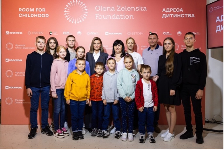 В Україні зводять будинки для 14 великих прийомних родин, які залишилися без житла