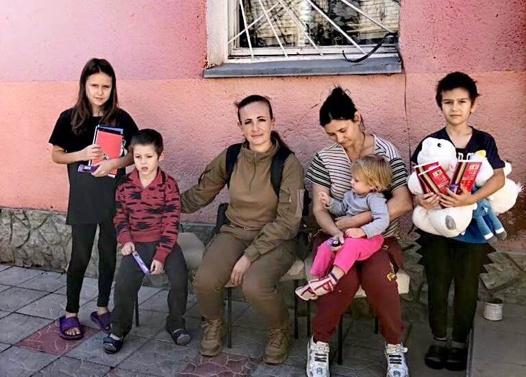 Поліція та волонтери евакуювали з Херсона жінку з п’ятьма дітьми