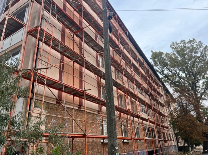 У Бучі відновлюють ще одну багатоповерхівку