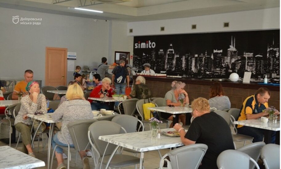 У Дніпрі для переселенців та людей похилого віку щодня готують безкоштовні обіди: як отримати?