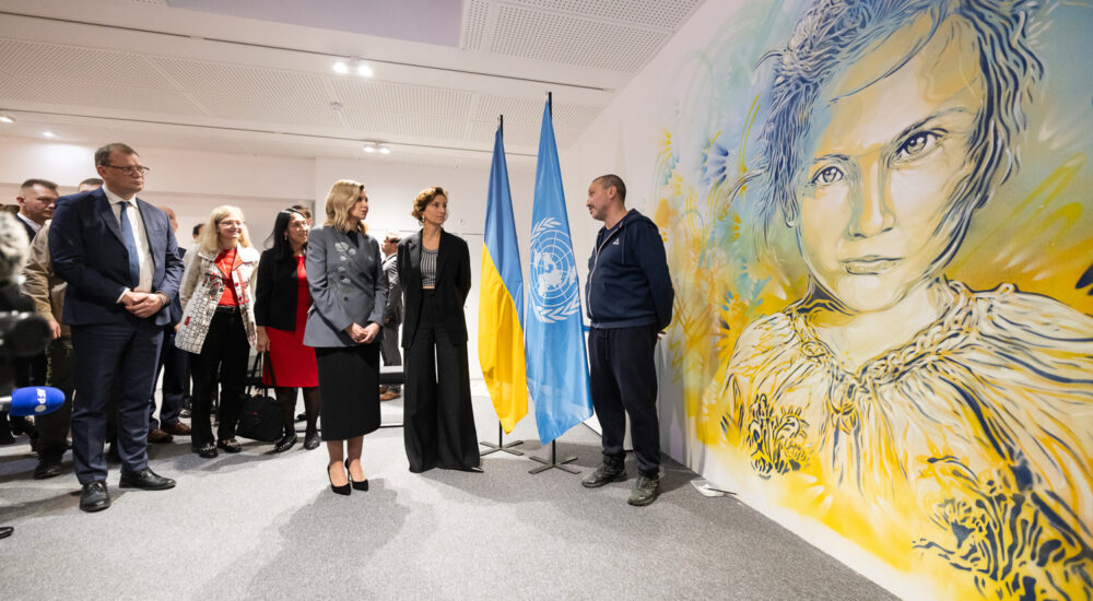 У Парижі вуличний художник створив фреску з українською дівчиною