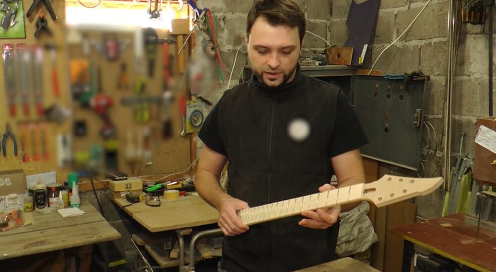 Майстер із Краматорська виготовляє електрогітари у Дніпрі