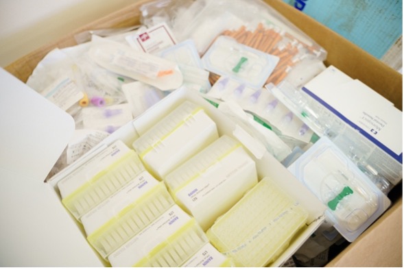 Україна отримала гуманітарну допомогу: ліки, медичні меблі та дитяче харчування