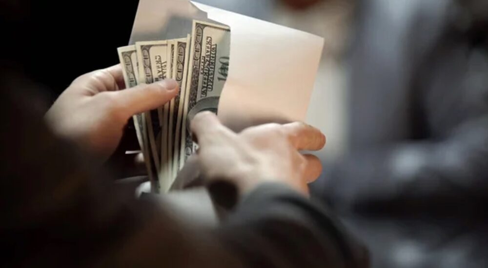 Українці не проти покарання корупціонерів навіть із порушенням законів: результати опитування