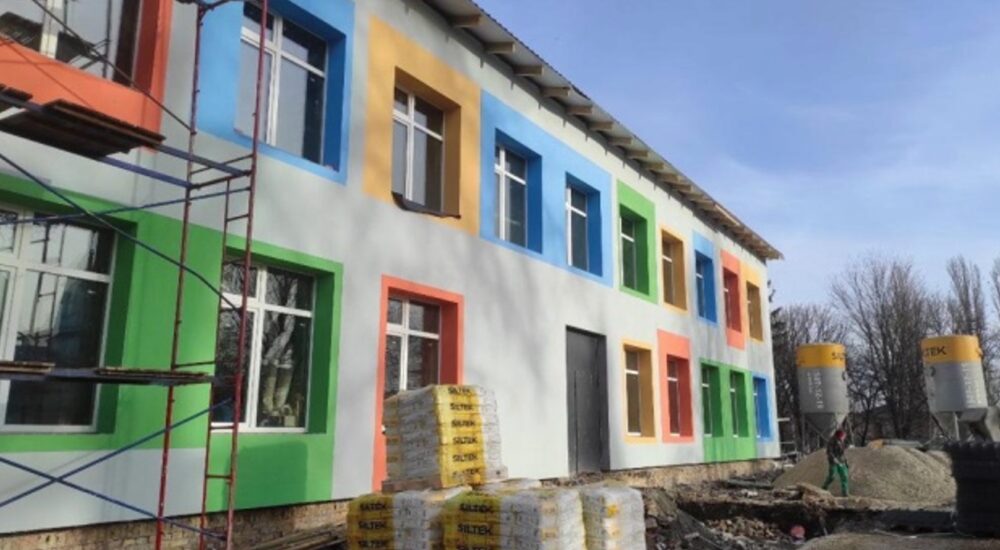 В одному із селищ на Київщині відновлюють пошкоджений ліцей