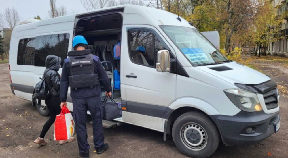 Із прифронтового Невського на Луганщині евакуювали ще трьох людей