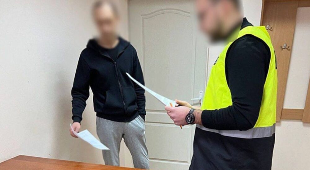 Намагався заволодіти 100 тис доларів, видаючи себе за посадовця державної установи