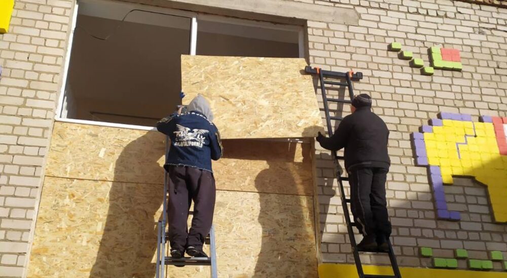 У Херсоні комунальники закрили понад 600 вікон у будинках, пошкоджених через ворожі обстріли