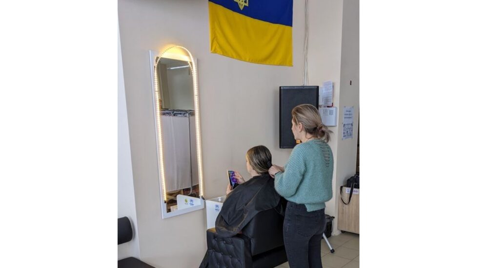 У Броварах запрацювала безкоштовна перукарня для переселенців
