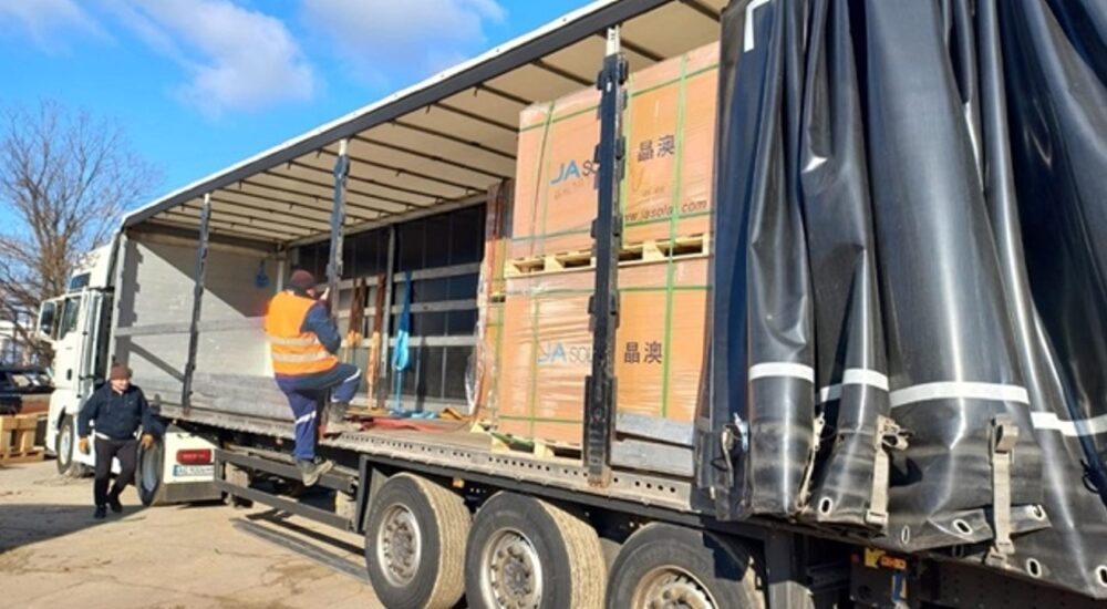 Німеччина передала Херсонській громаді сонячні панелі