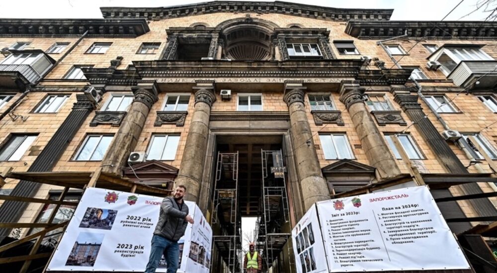 У Запоріжжі відновлюють багатоповерхівку, яка була частково пошкоджена під час ворожої атаки