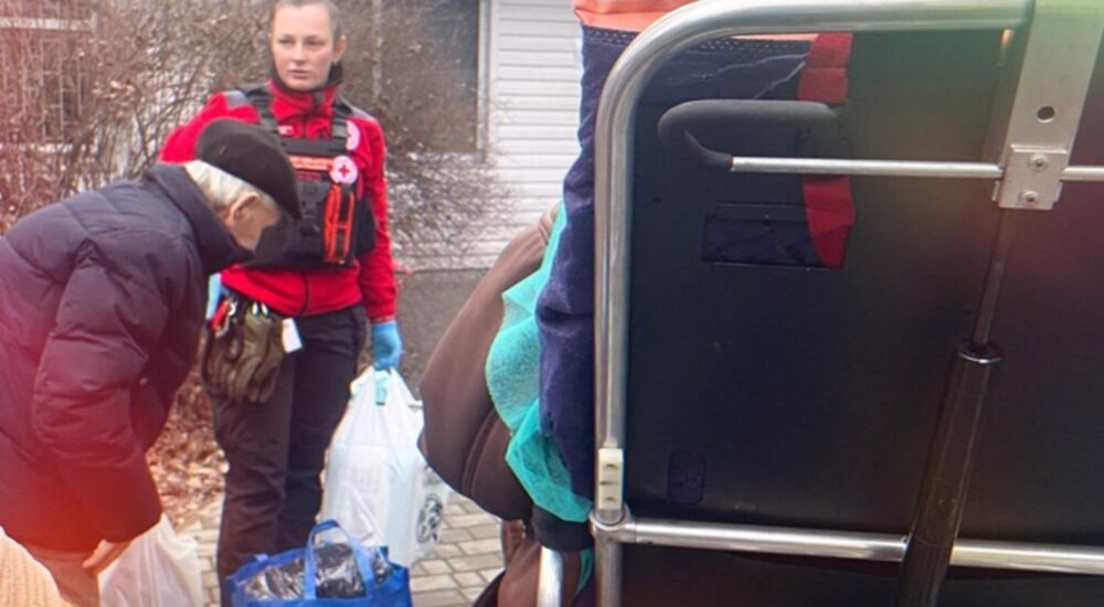 Волонтери евакуювали з Херсона літнє подружжя