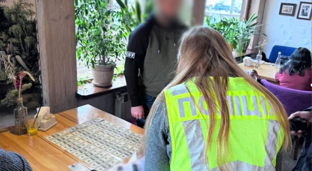 Правоохоронці викрили киянку, яка за гроші обіцяла допомогти переселенці з Луганщини отримати соціальне житло