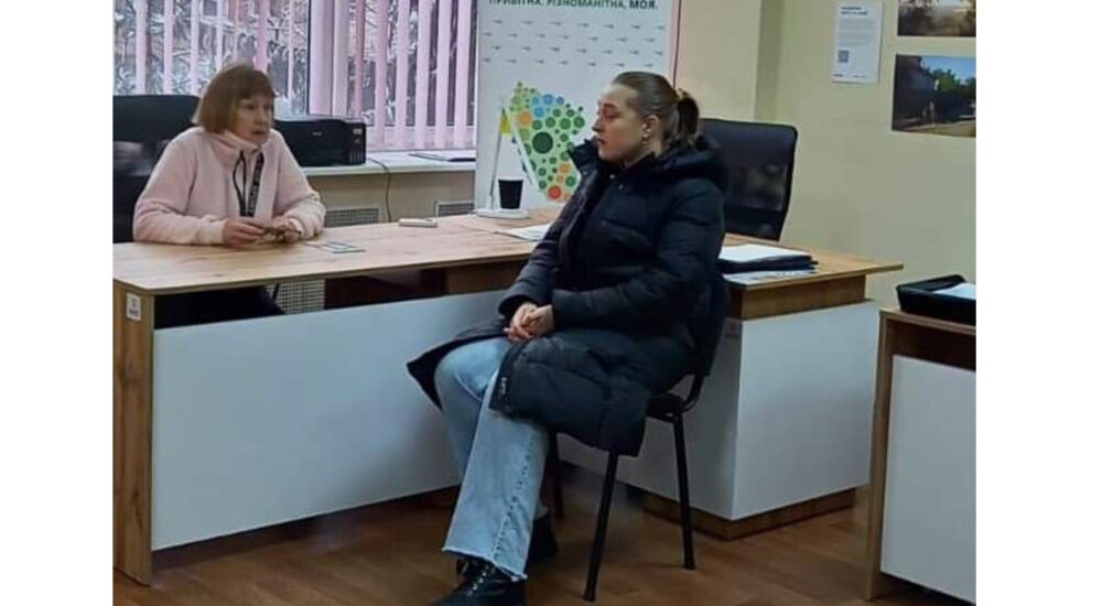 У столичному хабі переселенці можуть звернутися до спеціаліста Служби у справах дітей