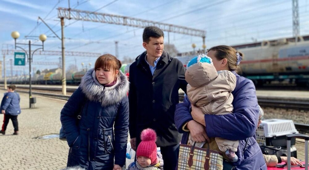 З Донеччини на Закарпаття евакуювали десять багатодітних родин