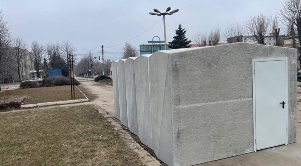 У Мирнограді, що на Донеччині, встановлюють наземні бетонні укриття