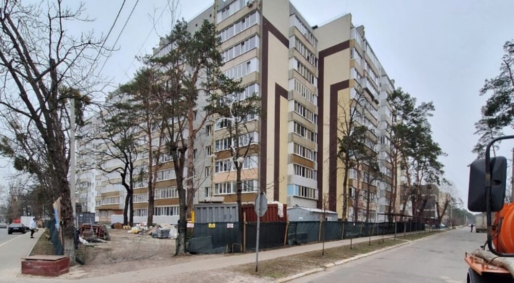 На Київщині відновлюють багатоповерхівку, яка була пошкоджена внаслідок повномасштабного вторгнення рф