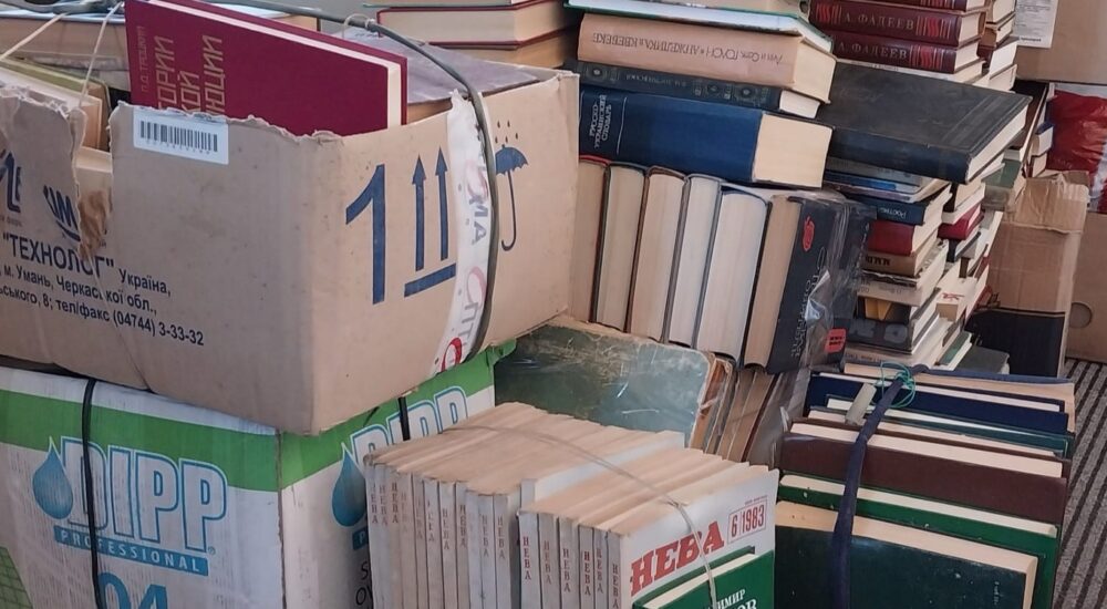 У Чернігові можна віддати російську літературу на макулатуру, щоб зібрати гроші на купівлю дронів для ЗСУ